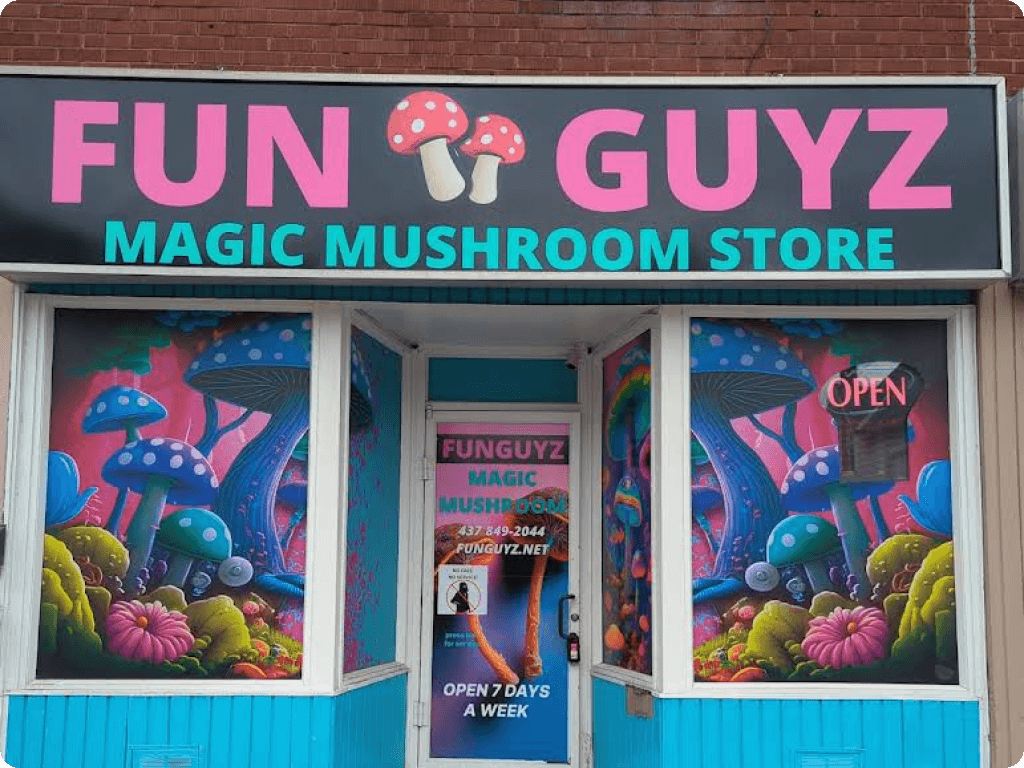 funguyz-magic-mushrooms-dispensary-779-somerset-ottawa-1 Blauer Laden und große Straßenschilder des Funguyz Magic Mushrooms Dispensary in Ottawa an der Somerset Street West