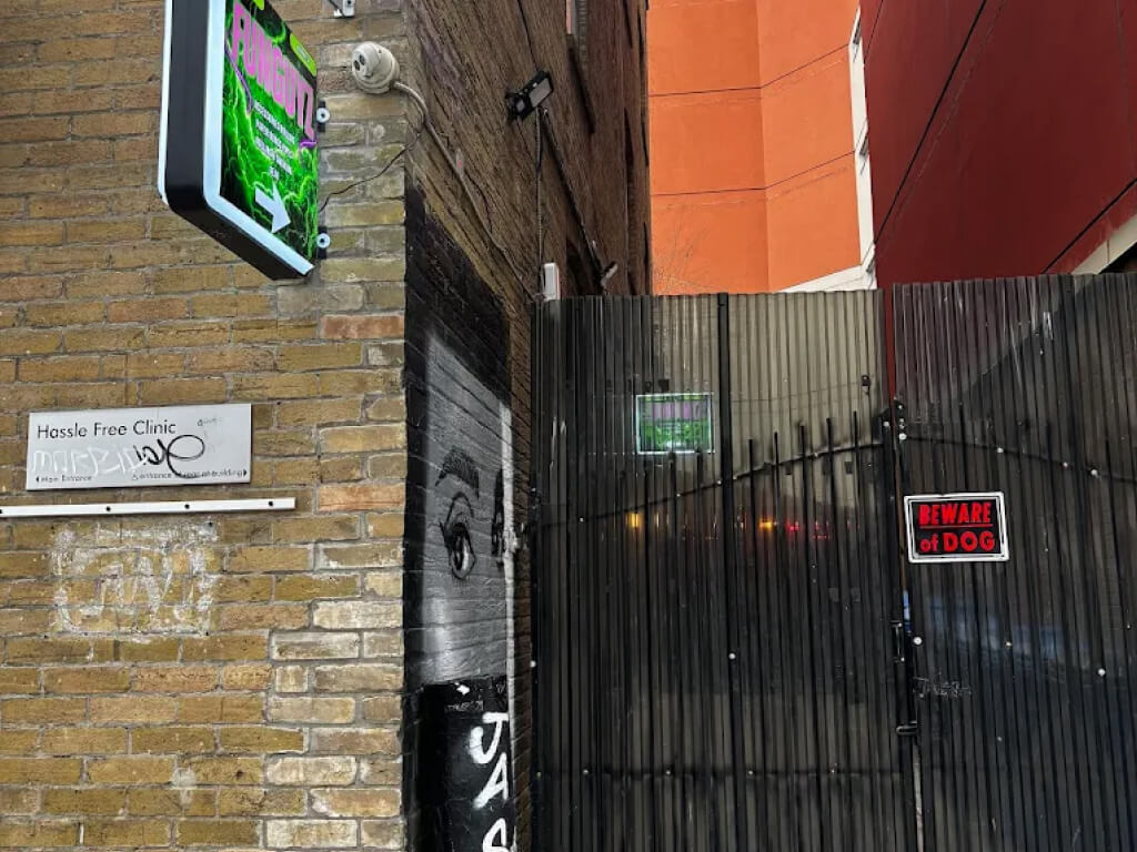 funguyz-magic-mushrooms-dispensary-church-st-toronto-2