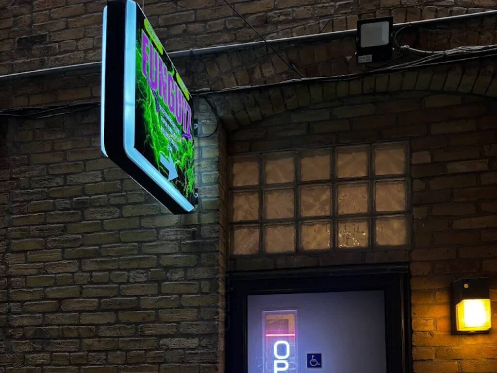funguyz-magic-mushrooms-dispensary-church-st-toronto-6